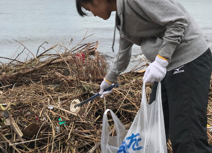 A student from Ochanomizu University Senior High School participates in marine litter clean-up. Source: Mypla http://contest.japias.jp/tqj22/220104G/index-En.html