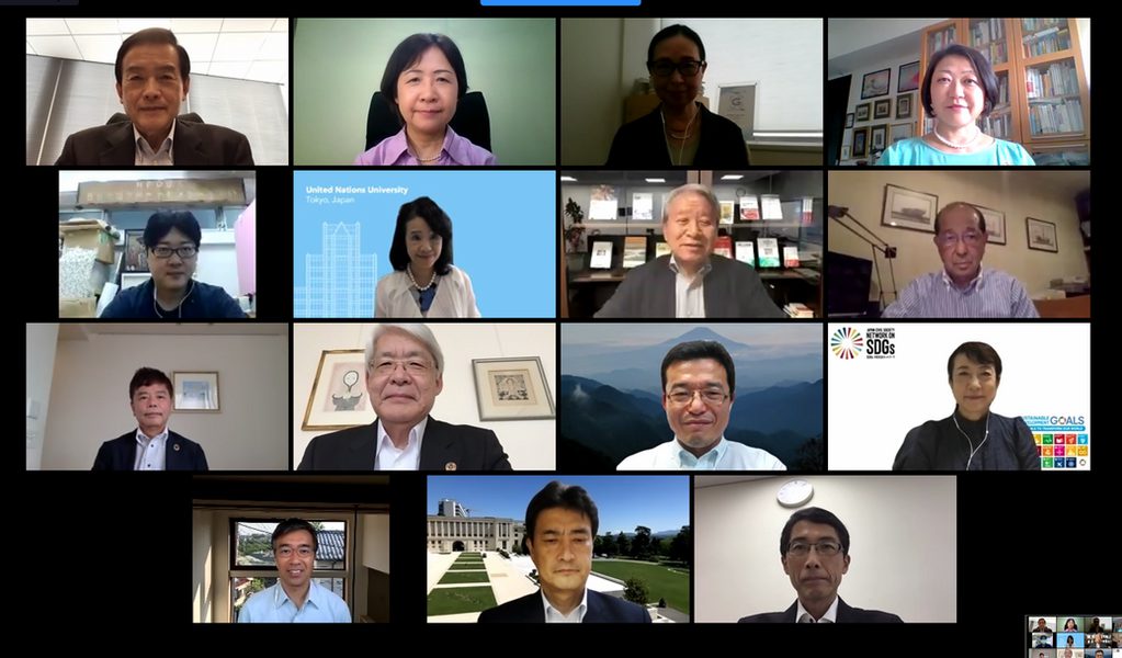 Members of the SDGs Promotion Roundtable Conference and Keiichi Ono from the SDGs Promotion Headquarters (bottom right)<br />Source: SDGs Japan