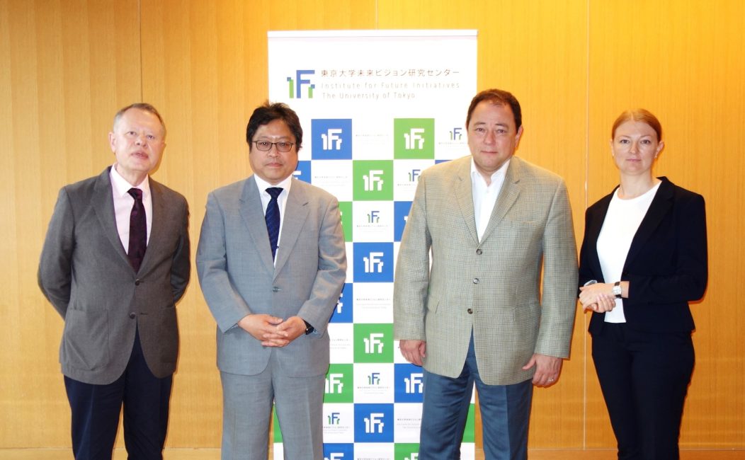 セルギー・コルスンスキー駐日ウクライナ特命全権大使(右から2番目)、福士謙介 東京大学未来ビジョン研究センター センター長(右から3番目)